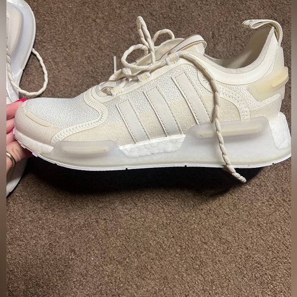 🔥🔥BRAND NEW WITHOUT BOX- ADIDAS Ladies size 7 cream sneakers. - Picture 7 of 10